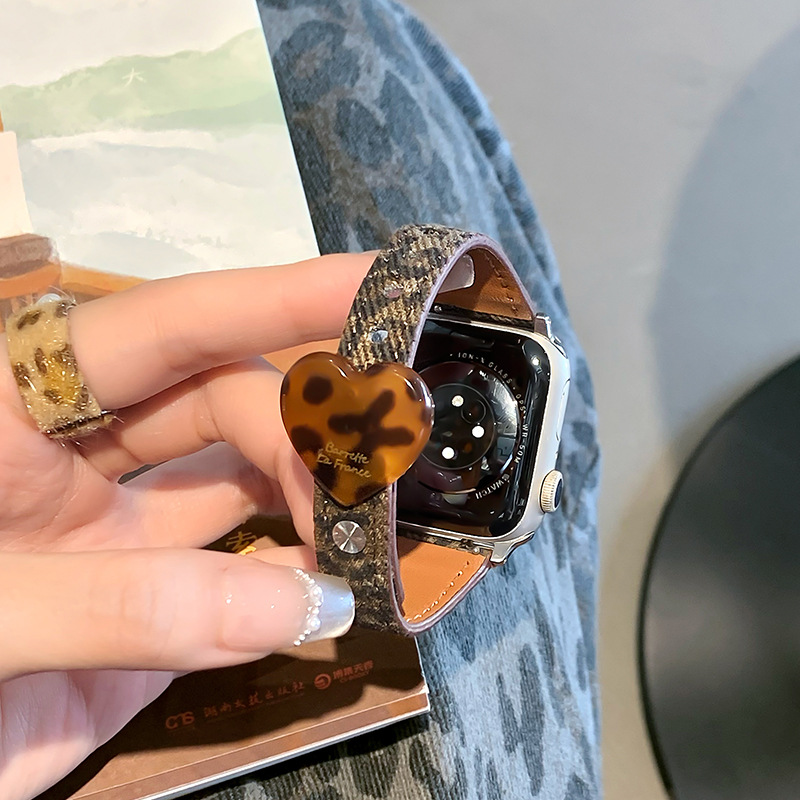 Apple Кожаный ремешок с леопардовым рисунком для Apple Watch 1-9/10-11/SE1-3/ULTRA1-3(42/44/45/46/49 мм) темно-леопардовый/сердце